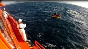 Rescatados-menores-embarcacion-juguete-Estrecho_EDIIMA20171105_0111_19