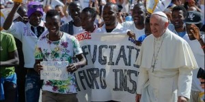 francisco-con-los-refugiados_560x280