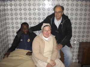 Abdoulaye, junto a los religiosos Esteban Velázquez y Francisca, en Marruecos. EL MUNDO